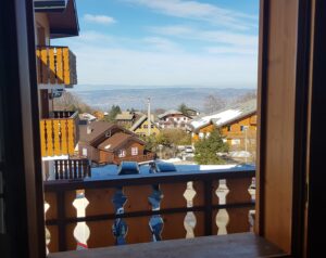 Vue vers la station et le lac depuis le salon salle à manger espace repas