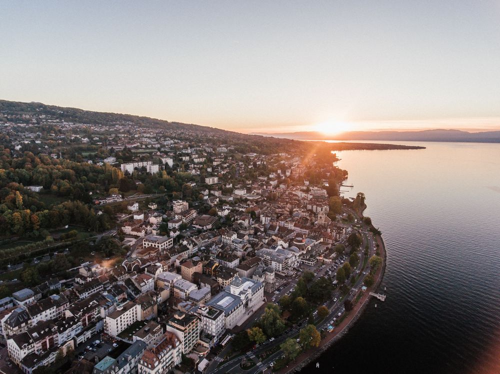 vue aérienne ville d'Evian proche Thollon