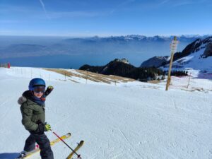 Jeune skieur apprentissage ski école de ski à Thollon les Mémises