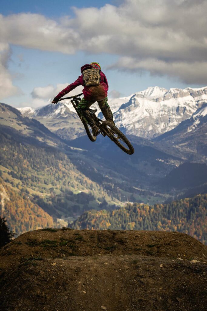 velo de descente bikepark à thollon-les-mémises et bernex